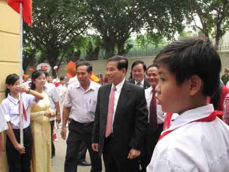 Chủ tịch nước Nguyễn Minh Triết dự khai giảng trường THCS Thăng Long, Hà Nội. (Ảnh: Hạnh Vân)Phát biểu tại lễ khai giảng, Chủ tịch nước Nguyễn Minh Triết nhiệt liệt biểu dương những thành tích dạy tốt, học tốt của các thầy, cô giáo, và các em học sinh Trường THCS Thăng Long. Năm học 2010 - 2011 có ý nghĩa rất trọng đại đối với Trường THCS Thăng Long, vì vậy Chủ tịch nước mong tập thể thầy, cô giáo và học sinh tiếp tục phát huy truyền thống của nhà trường, nỗ lực giành những thành tích to lớn hơn nữa để xứng đáng với tên gọi thủ đô Thăng Long 1.000 năm.Chủ tịch nước Nguyễn Minh Triết kêu gọi các cháu học sinh Trường THCS Thăng Long,cũng như các cháu học sinh cả nước, nỗ lực hơn nữa trong học tập - học cho mình, học cho gia đình, học để ngày mai xây dựng đất nước, đóng góp cho xã hội và đền đáp công ơn của những lớp người đi trước đã đổ biết bao công sức, xương máu để các thế hệ sau này có môi trường học tập, phát huy tài năng. Cùng với nỗ lực phấn đấu trong học tập, mỗi học sinh phải luôn tu dưỡng, rèn luyện đạo đức, bởi đây là yếu tố quan trọng nhất của một con người.  Chủ tịch nước cũng nhấn mạnh: Tin vui Giáo sư Ngô Bảo Châu đoạt Giải thưởng Fields - giải thưởng cao quý nhất của toán học thế giới, cũng là niềm tự hào của nền giáo dục Việt Nam, khẳng định tuổi trẻ Việt Nam, con người Việt Nam đủ khả năng vươn lên đỉnh cao nhân loại. Vì vậy, mong các thế hệ học sinh Việt Nam noi gương Giáo sư Ngô Bảo Châu, giành những kỳ tích trong học tập, góp phần xây dựng đất nước ngày càng giàu đẹp, sánh vai các cường quốc trên thế giới như Bác Hồ hằng mong ước.                                             Chủ tịch nước đánh trống khai trường. (Ảnh: Hạnh Vân)Chủ tịch nước Nguyễn Minh Triết mong các thầy, cô giáo nỗ lực rèn luyện, nâng cao trình độ và năng lực, lòng yêu nghề, yêu trẻ, tận tụy và sáng tạo trong công việc; chăm lo tốt hơn cho thế hệ ngày mai của đất nước. Các bậc phụ huynh tiếp tục hợp tác xây dựng nhà trường, phối hợp quản lý con em về học tập, đạo đức.Thay mặt gần 1.800 học sinh của nhà trường, em Phương Anh, đội viên chi đội 6E, hứa với Chủ tịch nước Nguyễn Minh Triết: Học sinh Trường THCS Thăng Long luôn nỗ lực phấn đấu, vươn lên trong học tập, rèn luyện đạo đức; tích cực tham gia công tác đội, hoạt động xã hội; xứng đáng với công ơn nuôi dạy của các bậc cha, mẹ và thầy, cô giáo; xứng đáng là học sinh của mái trường mang tên thủ đô Thăng Long 1.000 năm. Cũng trong sáng nay, Tổng Bí thư Nông Đức Mạnh đến dự và đánh trống khai giảng năm học 2010 - 2011 tại Trường THPT Chu Văn An, Hà Nội.             Tổng Bí thư Nông Đức Mạnh dự lễ khai giảng Trường THPT Chu Văn An, Hà Nội. (Ảnh: Cao Từ) Năm học 2010 - 2011 là năm học quan trọng mang dấu ấn của thầy và trò nhà trường THPT Chu Văn An, tiến tới kỷ niệm 102 năm thành lập trường và chào mừng kỷ niệm 1.000 năm Thăng Long - Hà Nội. Biểu dương những thành tích đạt được của thầy trò trường, Tổng Bí Thư Nông Đức Mạnh nhấn mạnh: "Năm học mới đã bắt đầu, một năm có ý nghĩa quan trọng, toàn Đảng, toàn dân và toàn quân ta tích cực thực hiện thắng lợi Nghị quyết lần thứ X, tiến hành đại hội Đảng các cấp và tiến tới ĐH lần thứ XI của Đảng; cả nước đang triển khai mạnh mẽ cuộc vận động “Học tập và làm theo tấm gương đạo đức Hồ Chí Minh”. Để thực hiện tốt, nhiệm vụ năm học mới với chủ đề “Tiếp tục đổi mới nâng cao chất lượng giáo dục”, tôi hoan nghênh ủng hộ và mong muốn ngành giáo dục thực hiện tốt hơn nữa mục tiêu này, nhằm tạo sự chuyển biến mạnh mẽ hơn, toàn diện hơn nữa về chất lượng và hiệu quả giáo dục. Tôi đề nghị, mỗi nhà trường, mỗi cán bộ quản lý giáo dục, giáo viên và học sinh cần nỗ lực hơn để đạt được mục tiêu này trong hoạt động thực tiễn của mình".                                                             Tổng Bí Thư đánh trống khai giảng. (Ảnh: Cao Từ)Tổng Bí thư cũng mong muốn các thầy cô giáo vượt qua khó khăn, đổi mới mạnh mẽ và toàn diện phương pháp giảng dạy, công tác quản lý; ứng dụng công nghệ thông tin; khai thác hiệu quả phương tiện hiện đại; phát huy tốt dân chủ kỷ cương, tình thương trách nhiệm, trau dồi đạo đức nghề nghiệp, gương mẫu về mọi mặt, phấn đấu có nhiều giáo viên giỏi, mẫu mực để “mỗi thầy cô giáo là tấm gương đạo đức về tự học và sáng tạo”, hoàn thành nhiệm vụ được giao. Đối với các em học sinh Trường THPT Chu Văn An, Tổng Bí thư mong các em tự hào về truyền thống của trường, nêu gương rèn luyện, thường xuyên trau dồi đạo đức, sống lành mạnh, chấp hành pháp luật; chủ động sáng tạo để học tốt, rèn luyện kỹ năng sống... Tổng Bí thư Nông Đức Mạnh đề nghị các cấp ủy Đảng, chính quyền, các tổ chức ban ngành, đoàn thể và các bậc cha mẹ học sinh tiếp tục tạo mọi điều kiện thuận lợi, chăm lo hơn nữa đến sự nghiệp giáo dục, để giáo dục thực sự trở thành quốc sách hàng đầu.