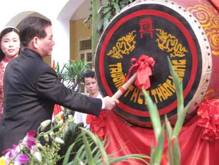 Chủ tịch nước Nguyễn Minh Triết dự khai giảng trường THCS Thăng Long, Hà Nội. (Ảnh: Hạnh Vân)Phát biểu tại lễ khai giảng, Chủ tịch nước Nguyễn Minh Triết nhiệt liệt biểu dương những thành tích dạy tốt, học tốt của các thầy, cô giáo, và các em học sinh Trường THCS Thăng Long. Năm học 2010 - 2011 có ý nghĩa rất trọng đại đối với Trường THCS Thăng Long, vì vậy Chủ tịch nước mong tập thể thầy, cô giáo và học sinh tiếp tục phát huy truyền thống của nhà trường, nỗ lực giành những thành tích to lớn hơn nữa để xứng đáng với tên gọi thủ đô Thăng Long 1.000 năm.Chủ tịch nước Nguyễn Minh Triết kêu gọi các cháu học sinh Trường THCS Thăng Long,cũng như các cháu học sinh cả nước, nỗ lực hơn nữa trong học tập - học cho mình, học cho gia đình, học để ngày mai xây dựng đất nước, đóng góp cho xã hội và đền đáp công ơn của những lớp người đi trước đã đổ biết bao công sức, xương máu để các thế hệ sau này có môi trường học tập, phát huy tài năng. Cùng với nỗ lực phấn đấu trong học tập, mỗi học sinh phải luôn tu dưỡng, rèn luyện đạo đức, bởi đây là yếu tố quan trọng nhất của một con người.  Chủ tịch nước cũng nhấn mạnh: Tin vui Giáo sư Ngô Bảo Châu đoạt Giải thưởng Fields - giải thưởng cao quý nhất của toán học thế giới, cũng là niềm tự hào của nền giáo dục Việt Nam, khẳng định tuổi trẻ Việt Nam, con người Việt Nam đủ khả năng vươn lên đỉnh cao nhân loại. Vì vậy, mong các thế hệ học sinh Việt Nam noi gương Giáo sư Ngô Bảo Châu, giành những kỳ tích trong học tập, góp phần xây dựng đất nước ngày càng giàu đẹp, sánh vai các cường quốc trên thế giới như Bác Hồ hằng mong ước.                                             Chủ tịch nước đánh trống khai trường. (Ảnh: Hạnh Vân)Chủ tịch nước Nguyễn Minh Triết mong các thầy, cô giáo nỗ lực rèn luyện, nâng cao trình độ và năng lực, lòng yêu nghề, yêu trẻ, tận tụy và sáng tạo trong công việc; chăm lo tốt hơn cho thế hệ ngày mai của đất nước. Các bậc phụ huynh tiếp tục hợp tác xây dựng nhà trường, phối hợp quản lý con em về học tập, đạo đức.Thay mặt gần 1.800 học sinh của nhà trường, em Phương Anh, đội viên chi đội 6E, hứa với Chủ tịch nước Nguyễn Minh Triết: Học sinh Trường THCS Thăng Long luôn nỗ lực phấn đấu, vươn lên trong học tập, rèn luyện đạo đức; tích cực tham gia công tác đội, hoạt động xã hội; xứng đáng với công ơn nuôi dạy của các bậc cha, mẹ và thầy, cô giáo; xứng đáng là học sinh của mái trường mang tên thủ đô Thăng Long 1.000 năm. Cũng trong sáng nay, Tổng Bí thư Nông Đức Mạnh đến dự và đánh trống khai giảng năm học 2010 - 2011 tại Trường THPT Chu Văn An, Hà Nội.             Tổng Bí thư Nông Đức Mạnh dự lễ khai giảng Trường THPT Chu Văn An, Hà Nội. (Ảnh: Cao Từ) Năm học 2010 - 2011 là năm học quan trọng mang dấu ấn của thầy và trò nhà trường THPT Chu Văn An, tiến tới kỷ niệm 102 năm thành lập trường và chào mừng kỷ niệm 1.000 năm Thăng Long - Hà Nội. Biểu dương những thành tích đạt được của thầy trò trường, Tổng Bí Thư Nông Đức Mạnh nhấn mạnh: "Năm học mới đã bắt đầu, một năm có ý nghĩa quan trọng, toàn Đảng, toàn dân và toàn quân ta tích cực thực hiện thắng lợi Nghị quyết lần thứ X, tiến hành đại hội Đảng các cấp và tiến tới ĐH lần thứ XI của Đảng; cả nước đang triển khai mạnh mẽ cuộc vận động “Học tập và làm theo tấm gương đạo đức Hồ Chí Minh”. Để thực hiện tốt, nhiệm vụ năm học mới với chủ đề “Tiếp tục đổi mới nâng cao chất lượng giáo dục”, tôi hoan nghênh ủng hộ và mong muốn ngành giáo dục thực hiện tốt hơn nữa mục tiêu này, nhằm tạo sự chuyển biến mạnh mẽ hơn, toàn diện hơn nữa về chất lượng và hiệu quả giáo dục. Tôi đề nghị, mỗi nhà trường, mỗi cán bộ quản lý giáo dục, giáo viên và học sinh cần nỗ lực hơn để đạt được mục tiêu này trong hoạt động thực tiễn của mình".                                                             Tổng Bí Thư đánh trống khai giảng. (Ảnh: Cao Từ)Tổng Bí thư cũng mong muốn các thầy cô giáo vượt qua khó khăn, đổi mới mạnh mẽ và toàn diện phương pháp giảng dạy, công tác quản lý; ứng dụng công nghệ thông tin; khai thác hiệu quả phương tiện hiện đại; phát huy tốt dân chủ kỷ cương, tình thương trách nhiệm, trau dồi đạo đức nghề nghiệp, gương mẫu về mọi mặt, phấn đấu có nhiều giáo viên giỏi, mẫu mực để “mỗi thầy cô giáo là tấm gương đạo đức về tự học và sáng tạo”, hoàn thành nhiệm vụ được giao. Đối với các em học sinh Trường THPT Chu Văn An, Tổng Bí thư mong các em tự hào về truyền thống của trường, nêu gương rèn luyện, thường xuyên trau dồi đạo đức, sống lành mạnh, chấp hành pháp luật; chủ động sáng tạo để học tốt, rèn luyện kỹ năng sống... Tổng Bí thư Nông Đức Mạnh đề nghị các cấp ủy Đảng, chính quyền, các tổ chức ban ngành, đoàn thể và các bậc cha mẹ học sinh tiếp tục tạo mọi điều kiện thuận lợi, chăm lo hơn nữa đến sự nghiệp giáo dục, để giáo dục thực sự trở thành quốc sách hàng đầu.