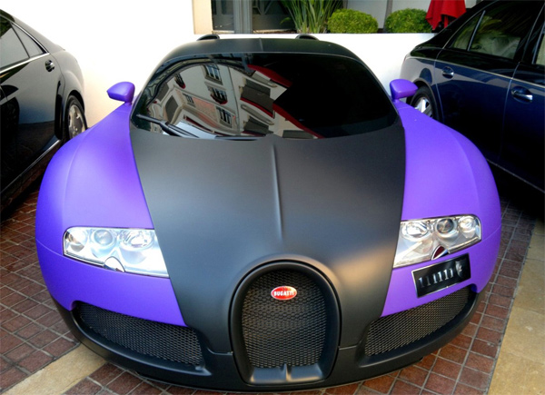 Veyron lần đầu trình làng tại triển lãm Pebble Beach Concours vào tháng 8/2006. Siêu xe màu tím này xuất hiện tại London với biển số đặc biệt ấn tượng.