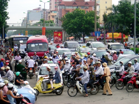Giao thông hỗn loạnKhoảng 8 giờ 30 ngày 5/9 và ngày 6/9, theo ghi nhận của phóng viên trên các tuyến phố như; Huỳnh Thúc Kháng, Láng Hạ, Thái Hà, Tôn Đức Thắng, Tây Sơn, Kim Mã… các phương tiện nối đuôi nhau nhích từng cm một. Còn trên phố Láng Hạ đoạn từ ngã tư đê La Thành- Giảng Võ kéo đến ngã  tư Thái Hà- Huỳnh Thúc Kháng những hàng ôtô nối đuôi nhau nhích từng bánh xe một trên phố này. Lực lượng CSGT hết sức vất vả phân làn nhưng lượng phương tiện quá đông khiến ngã tư này ùn tắc kéo dài.