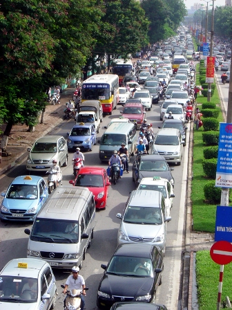 Xe ô tô nối đuôi nhau thành hàng dài 