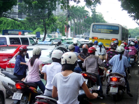 Trời nắng, người nóng, tắc đường dài .... 