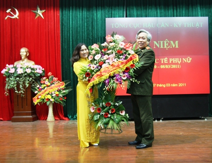 Thiếu tướng Vũ Thuật tặng hoa chúc mừng Phụ nữ Tổng cục Hậu cần - Kỹ thuật .Trong những năm qua, các phong trào thi đua: Phụ nữ Tổng cục Hậu cần – Kỹ thuật tích cực học tập và làm theo tấm gương đạo đức Hồ Chí Minh; Kỷ cương sáng tạo Vì An ninh Tổ quốc; Xây dựng gia đình hạnh phúc…đã phát triển rộng khắp, được các cấp Hội phụ nữ cơ sở nhiệt tình hưởng ứng tham gia, góp phần vào việc đảm bảo công tác hậu cần, kỹ thuật, phục vụ cho lực lượng Công an nhân dân hoàn thành nhiệm vụ. Tổng kết công tác Hội và phong trào Phụ nữ năm 2010, Phụ nữ Tổng cục Hậu cần - Kỹ thuật đã vinh dự được Trung ương Hội Liên hiệp Phụ nữ Việt Nam  và Bộ Công an tặng Bằng khen.Tại buổi Lễ, Ban công tác Phụ nữ Tổng cục Hậu cần - Kỹ thuật đã tổ chức giao lưu văn nghệ với Ban công tác Phụ nữ Tổng cục Cảnh sát Thi hành án hình sự và Hỗ trợ tư pháp và Hội phụ nữ Cục Cảnh sát Kinh tế, Tổng cục Cảnh sát Phòng, chống tội phạm.   