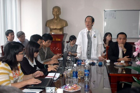 Xung quanh vấn đề này, PGS - TS Hoàng Sơn – Giám đốc chuyên môn Bệnh viện Đa khoa Hà Nội cho biết: “Ngày 8/11, bệnh nhân Tưởng đến khám lại phát hiện ra một nang nước nhỏ ở dây thanh quản. Sau quá trình khám xảy ra sự cố, nên chúng tôi phải chuyển bệnh nhân nhân Trần Thị Tưởng sang Bệnh viện Việt Đức. Hiện bệnh nhân vẫn phải thở bằng máy, mạch và huyết áp vẫn còn. Tuy nhiên, khả năng hồi phục vẫn phải chờ”.PGS – TS Hoàng Sơn, cũng khẳng định: “Về mặt lý và quá trình tiến hành tiểu phẩu là hoàn toàn đúng, không sai sót ở khâu nào”.  