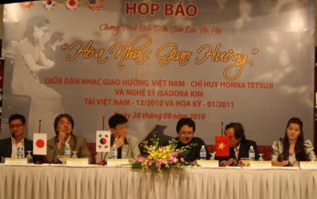 Chia sẻ về lý do Dàn nhạc giao hưởng Việt Nam sẽ chơi bản Quốc ca Việt Nam trong chương trình lưu diễn, chỉ huy Honna Tetsuji cho biết, Dàn nhạc giao hưởng của Mỹ từng đến Việt Nam và biểu diễn rất thành công bản quốc ca của Việt Nam. Vì thế lần này trong chuyến lưu diễn tới Mỹ, chương trình quyết định sẽ biểu diễn bản quốc ca của đất nước mình trên đất Mỹ như một sự đáp trả thịnh tình của các bạn người Mỹ. Bên cạnh đó, Dàn nhạc giao hưởng Việt Nam cũng biểu diễn bản quốc ca của Mỹ. Họp báo công bố chương trình chiều 28/9. Ảnh: Kim Sen