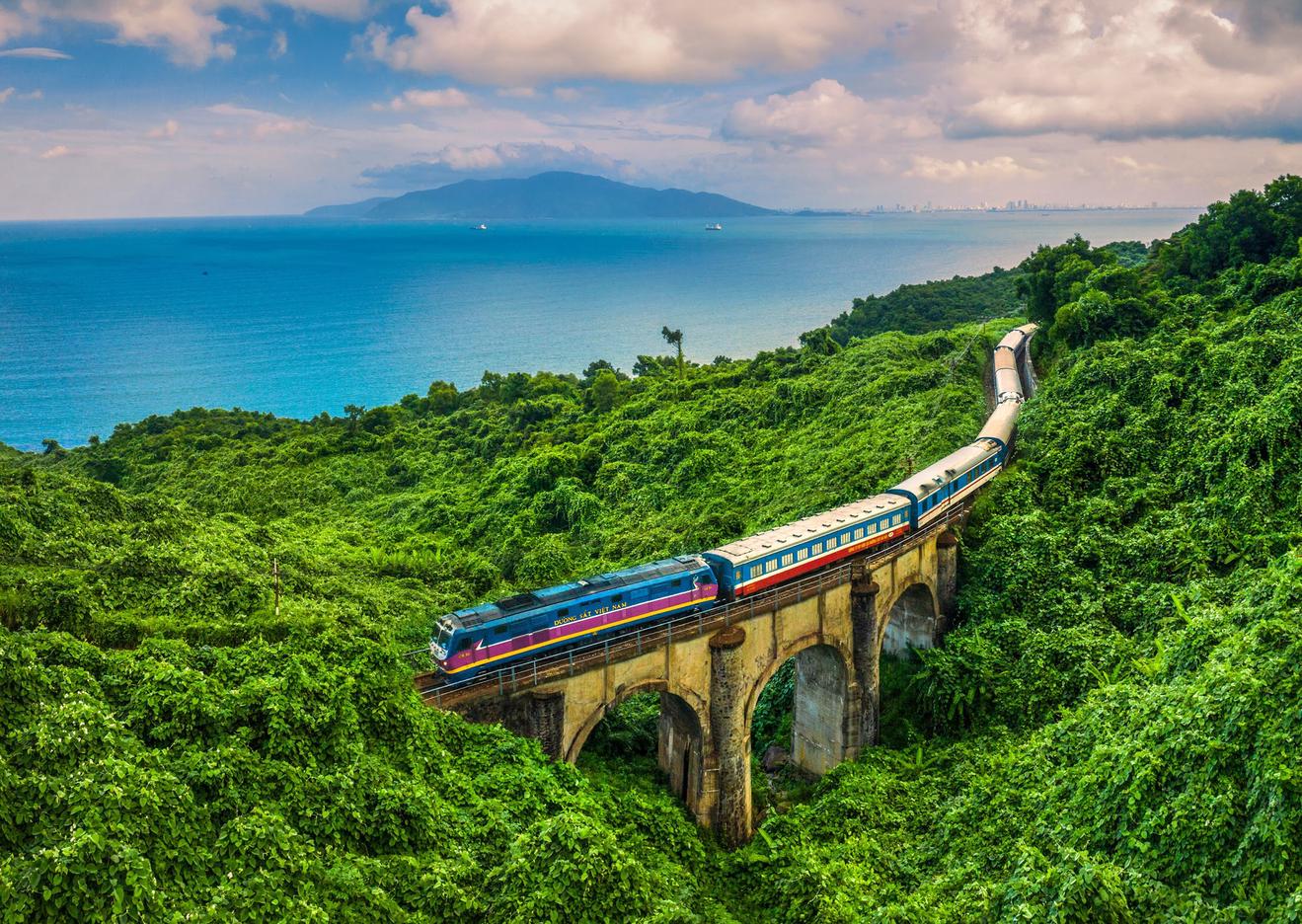Việc phát triển hệ thống đường sắt có vai trò then chốt trong phát triển kinh tế - xã hội