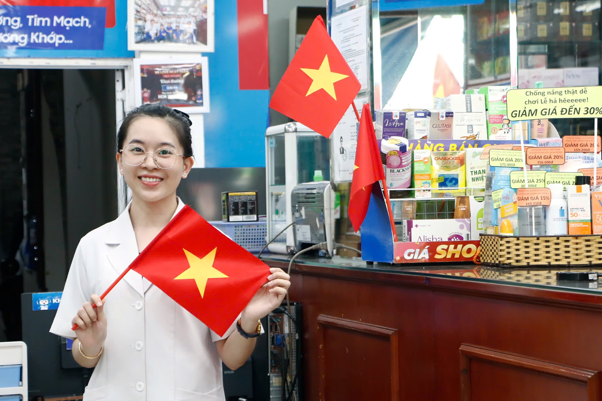 Các dược sĩ hòa chung không khí lễ hội