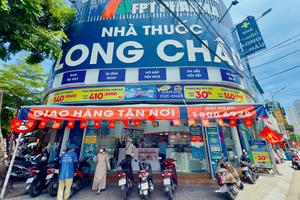 Hơn 2025 Nhà Thuốc Long Châu khắp cả nước rực rỡ cờ hoa mừng 50 năm ngày thống nhất đất nước