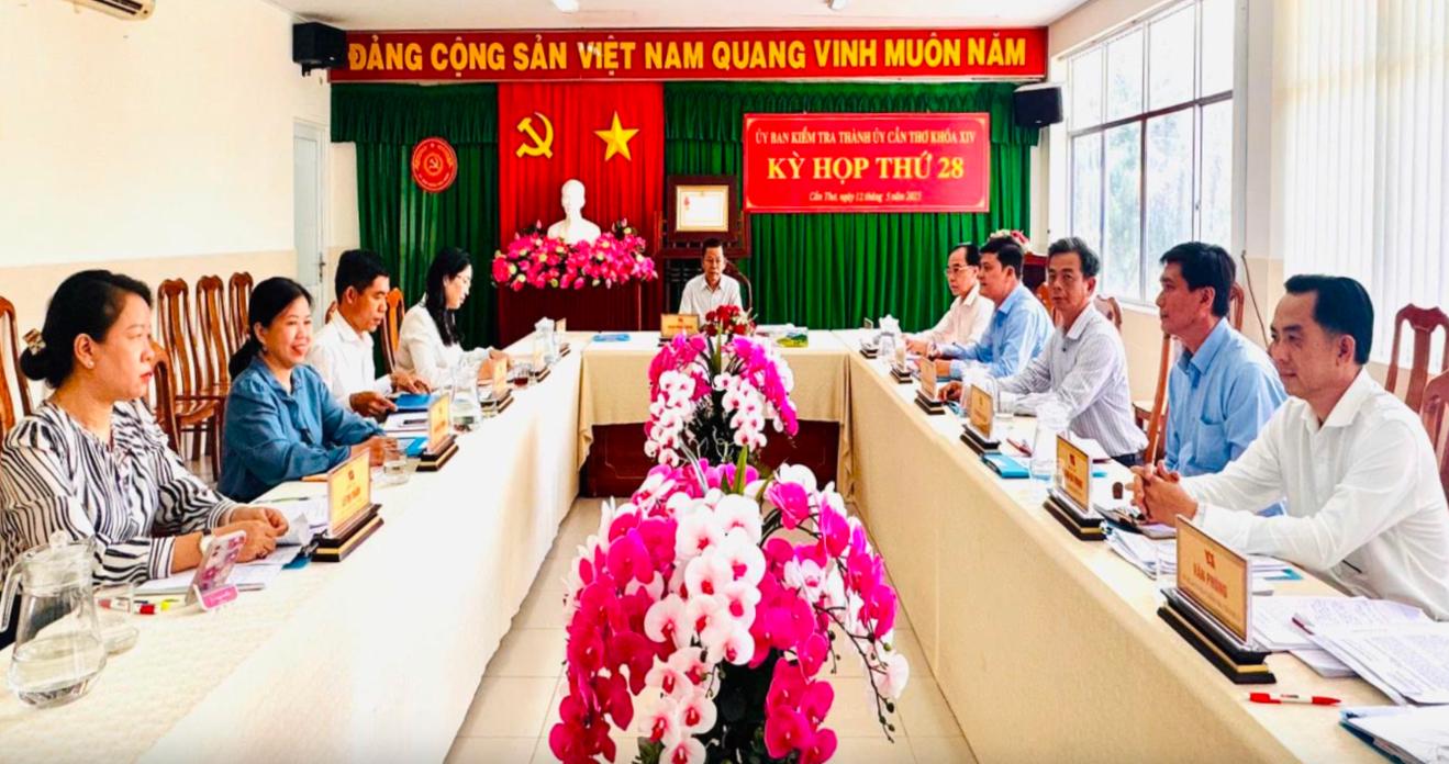 Kỷ luật cảnh cáo Chánh Văn phòng UBND TP Cần Thơ