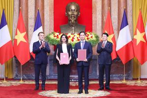 Tổng thống Pháp Macron và Chủ tịch nước Lương Cường chứng kiến hợp tác chuyển giao công nghệ sản xuất vắc xin giữa VNVC và Sanofi